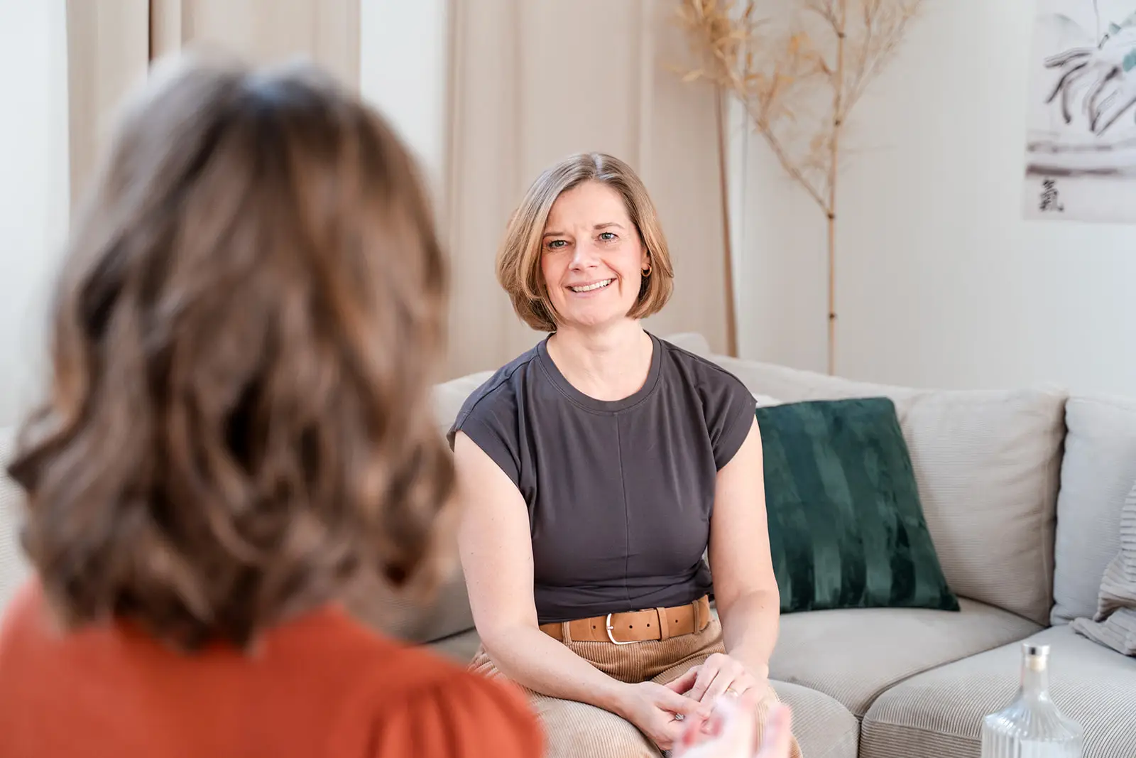 Leistungen wie TCM-Diagnostik mit intensivem Patientengespräch bei Yvonne Uehlein