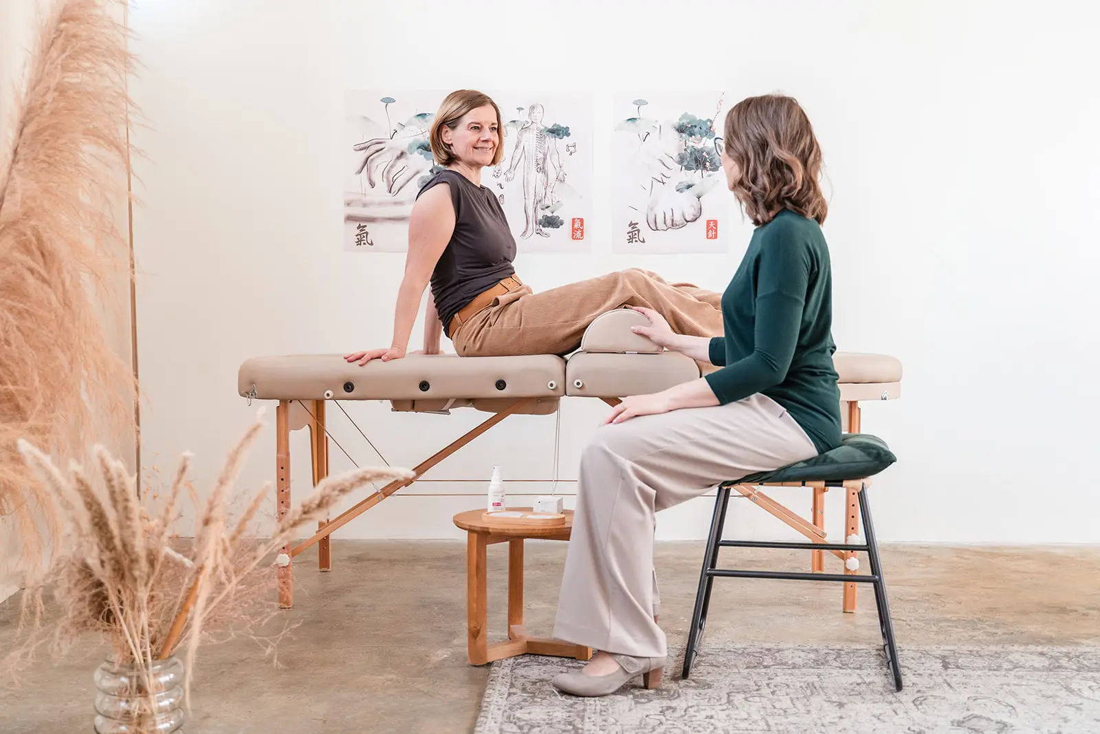 Beratungsgespräch zur gesundheitsfördernden Lebensführung in ruhiger Praxisatmosphäre